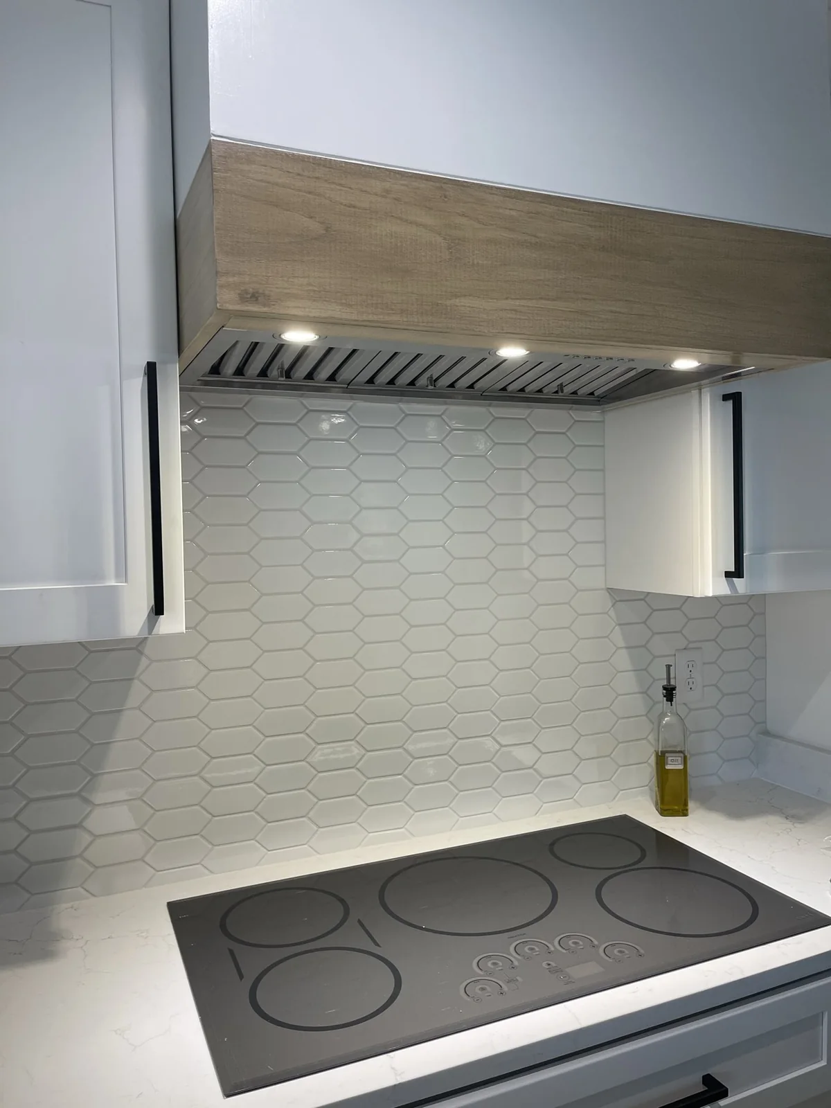 Range hood and tile detail